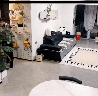 虽然男人工作了一天很累！
但是当他看到一双可爱的儿女和贤惠爱玩的老婆过来迎接他回