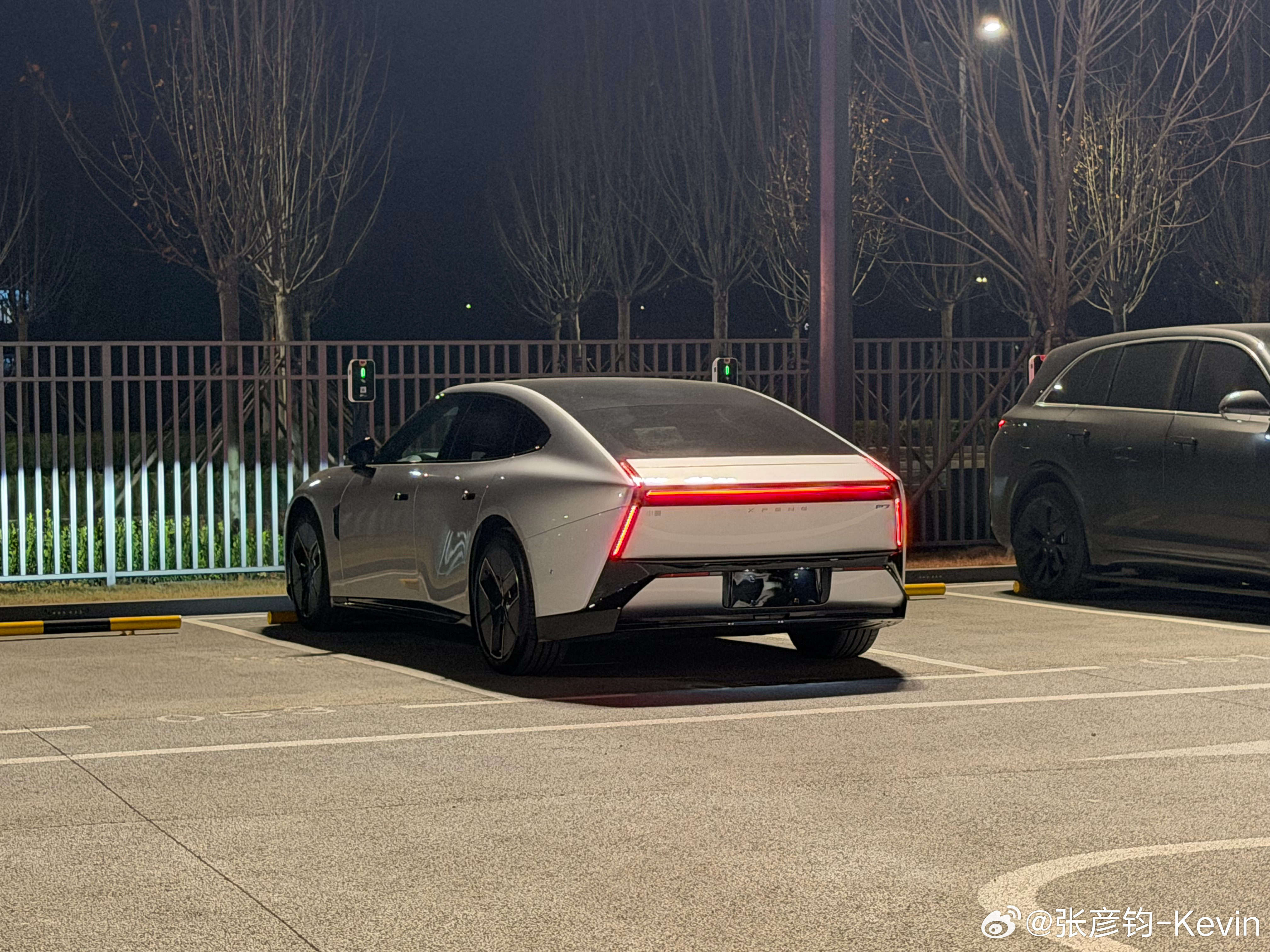 小鹏新P7。这辨识度太高了，还没开过，有没有开过的说说这车咋样？好奇挺久了。凯文