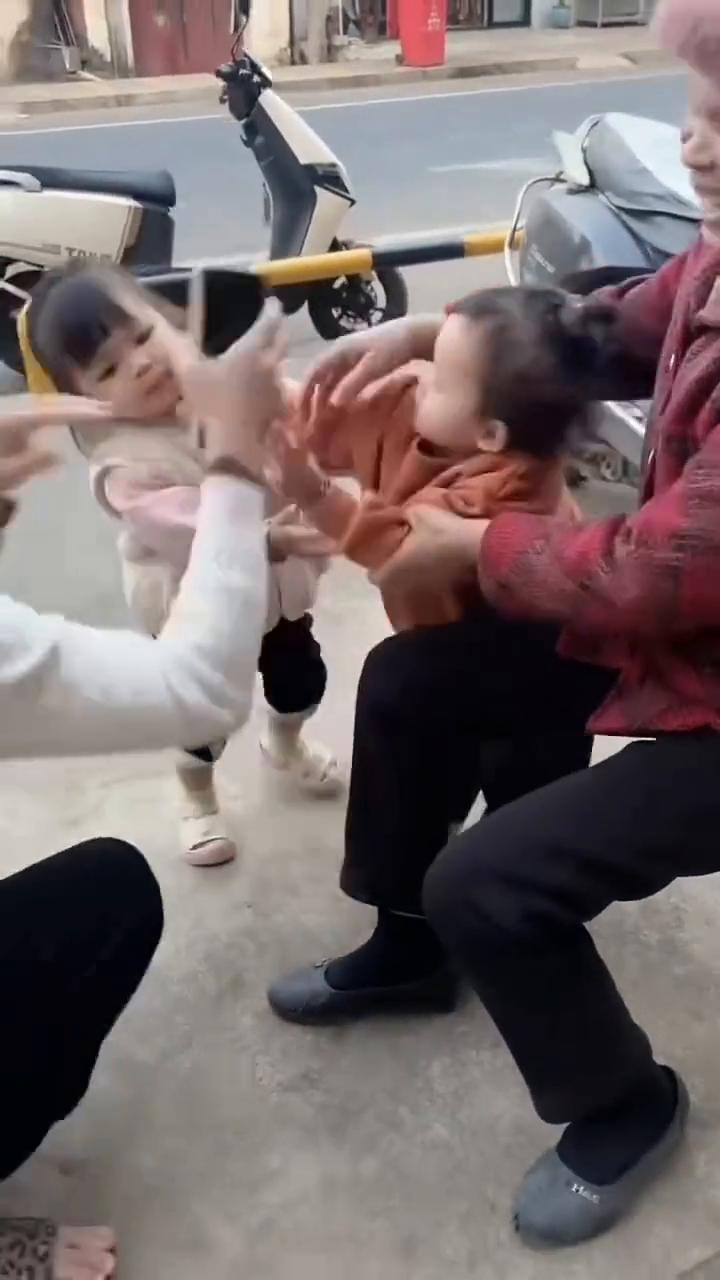 奸笑。原来女人打架薅头发是打小就这么干的。捂脸。