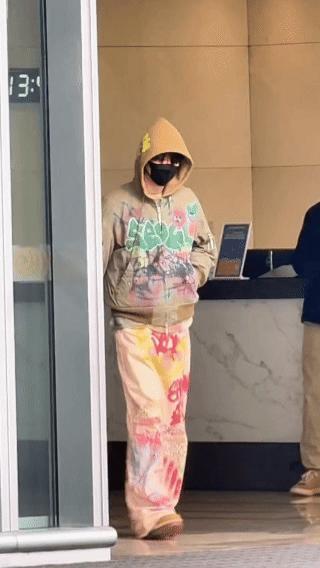 全世界偶遇范丞丞这届网友强的没边！逛街偶遇范丞丞买买买！你不说刚从意大利回国的，