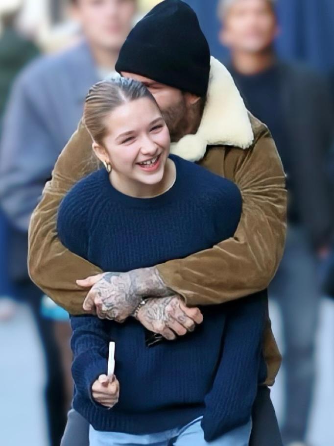 你想做小七背后的男人吗？[捂脸]老贝舍得放手？抱得紧紧的，父女俩都快笑掉牙了，只