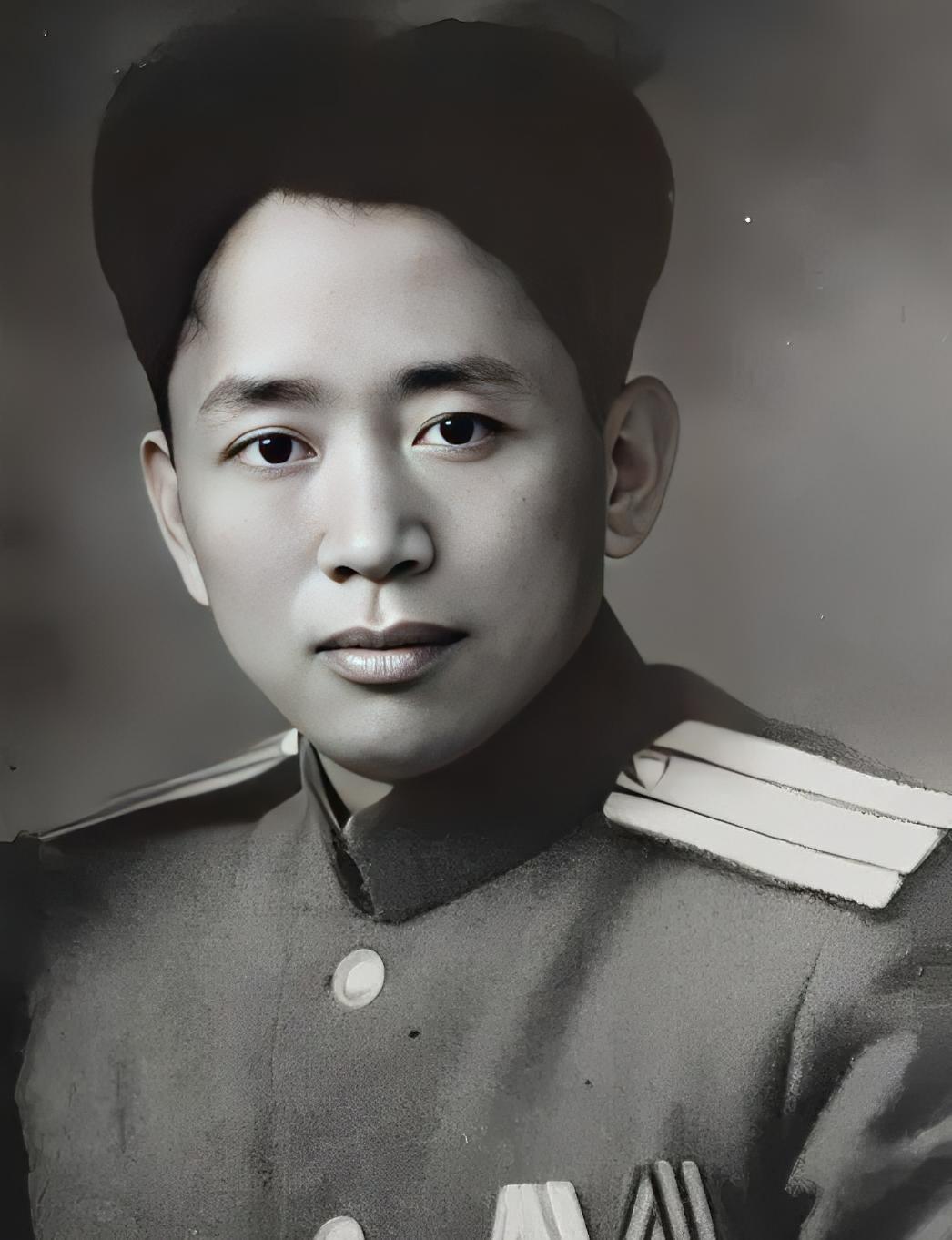 1935年，刘亚楼的警卫员不小心落入敌人手中，被敌人吊在树上打，一老汉看见后，黑