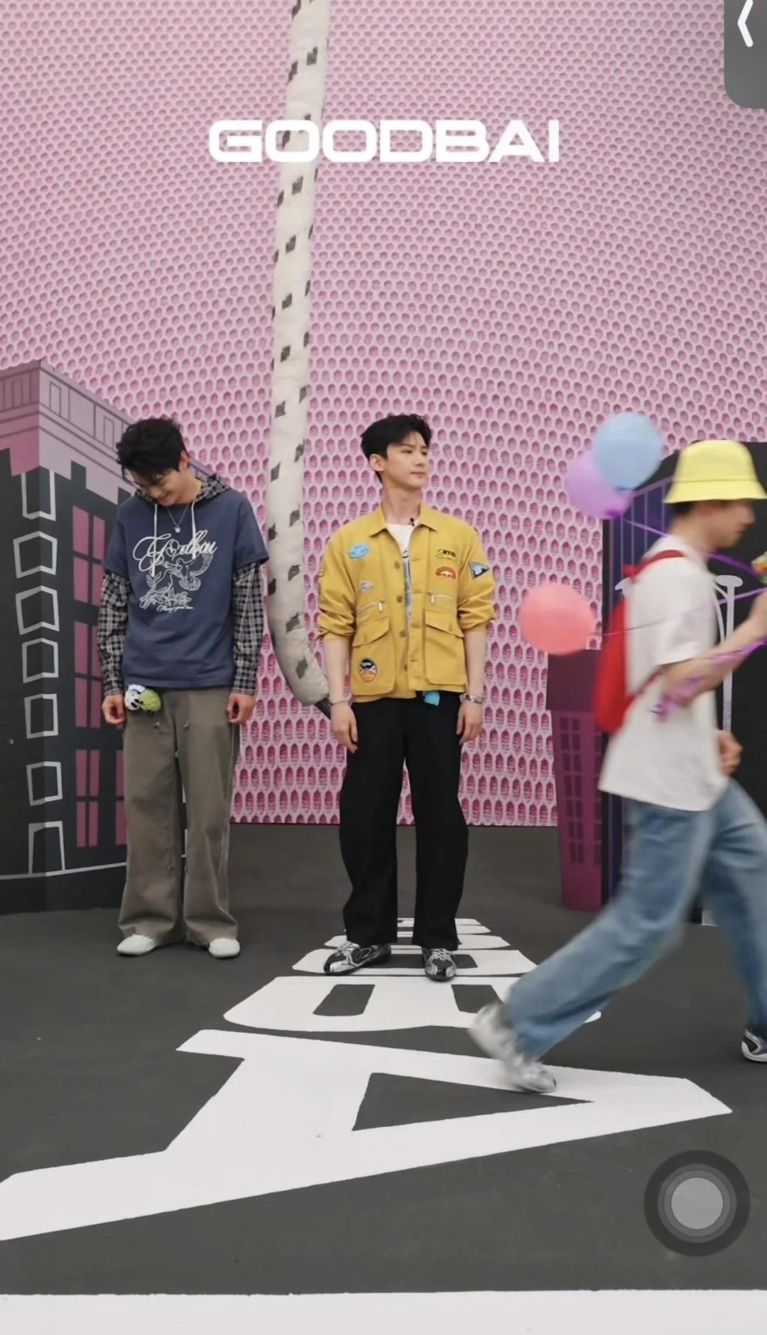 笑岔劈了哈哈哈哈哈哈哈哈
太喜欢这鲜活的亭了！！！
白敬亭 笑得停不下来 goo