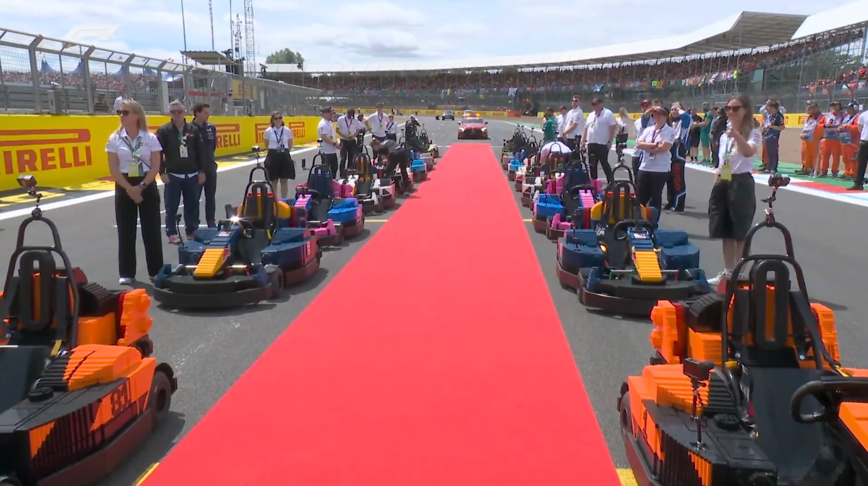 车手巡游“F1乐高车大奖赛”即将开始~F12026F1英国大奖赛