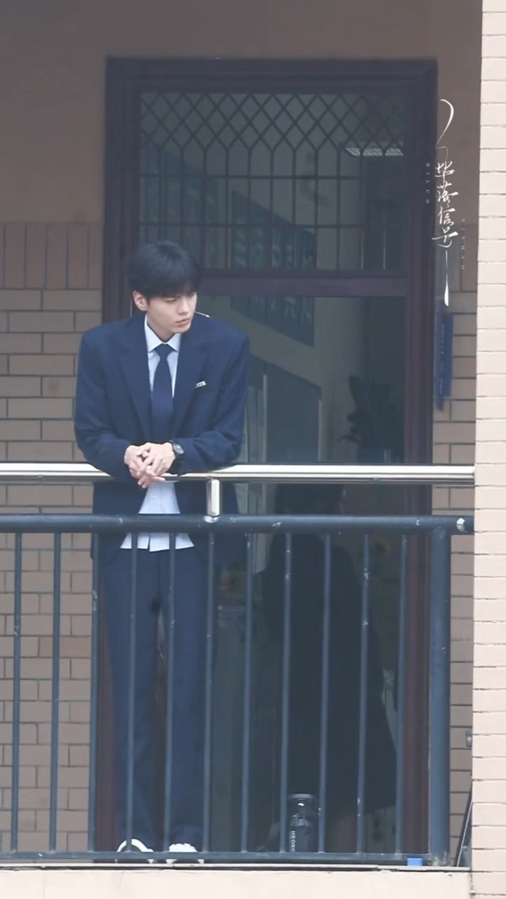 学校里那个我暗恋了很久的帅气学长🥺毕雯珺制服学长造型毕雯珺西装校服青春学长