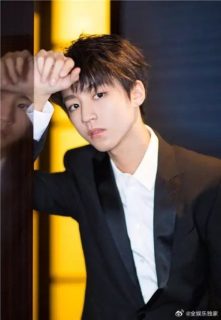 王俊凯还在穿6年前的衣服 六年时间没让这件T恤“下岗”，反而成了小凯长情的小标志