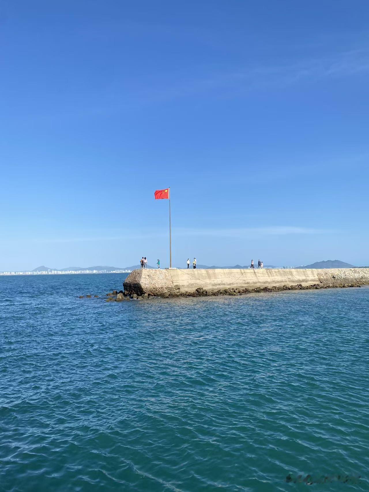 朋友发过来海南海边的美景！

武汉的冬天还是很冷的，
但是海南岛，
却是犹如春天