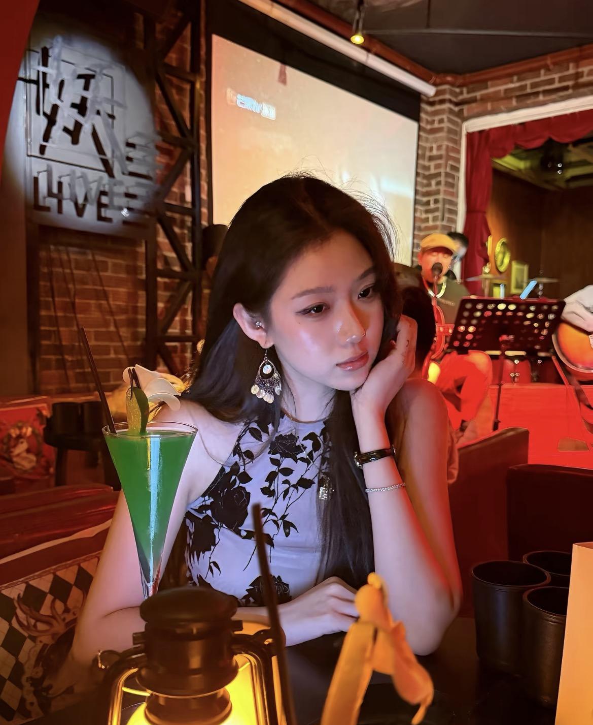 分手了
各位帅哥美女们 谢谢你们能点进来看 我就是一个高中生 今天距离我跟她分手
