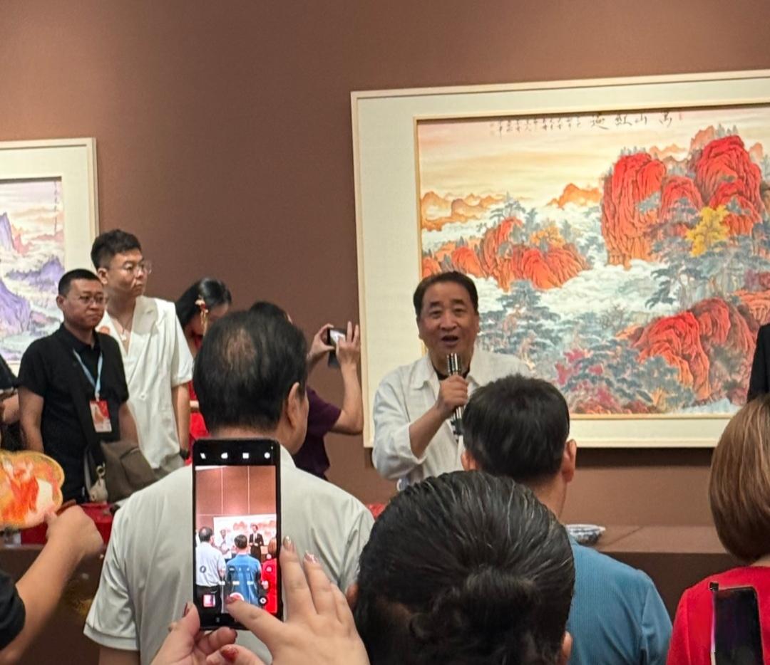 姜昆老师近日出席了崔景哲的画展。
相声名家姜昆为崔景哲的中国红画展送上了祝福。姜