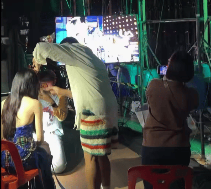 补妆的时候也在看显示屏上🐶的表演呐 