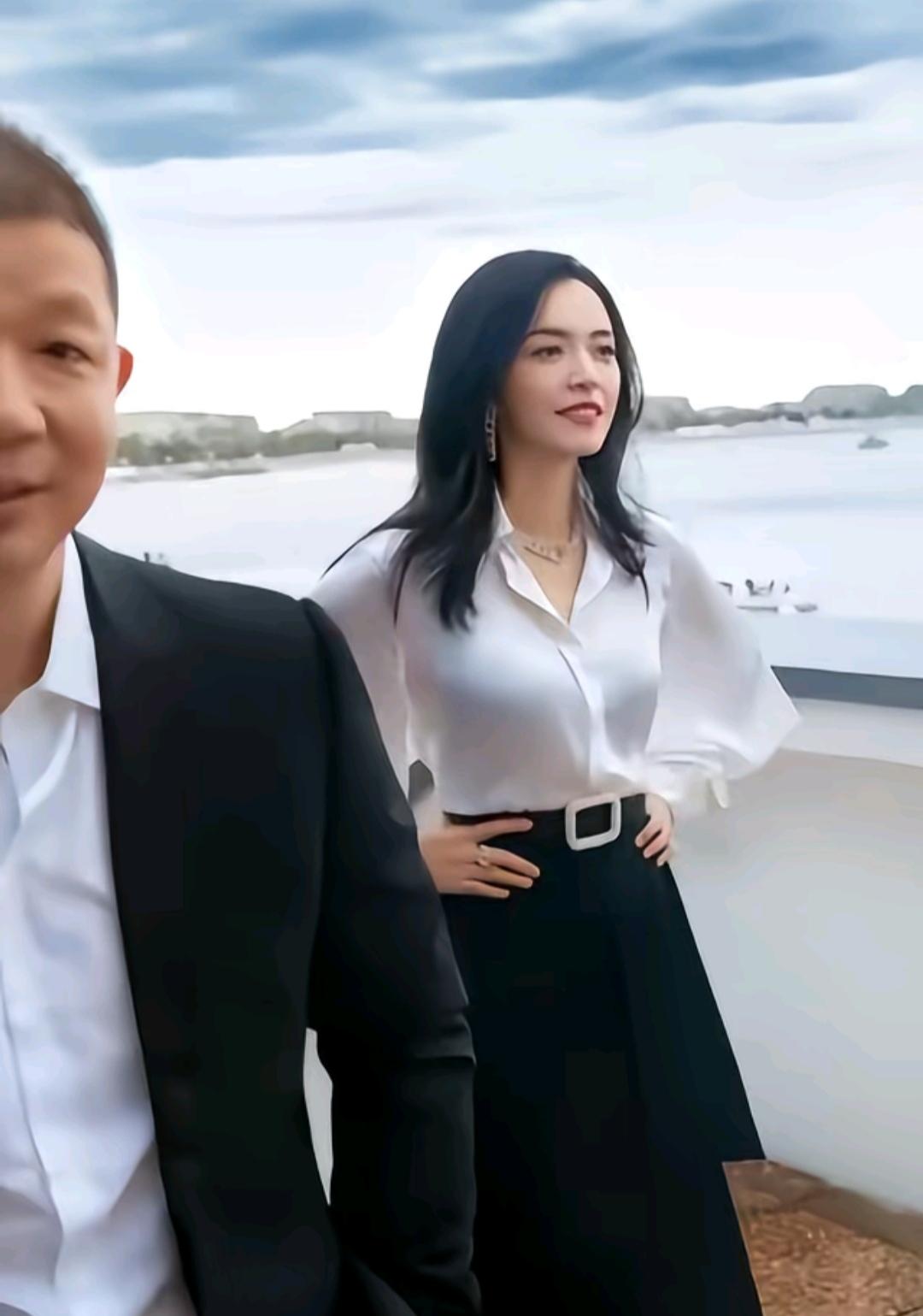 明星动不动就官宣，
人民网看不下去了，
事情的起因是，
姚晨离婚发声明一事，
在