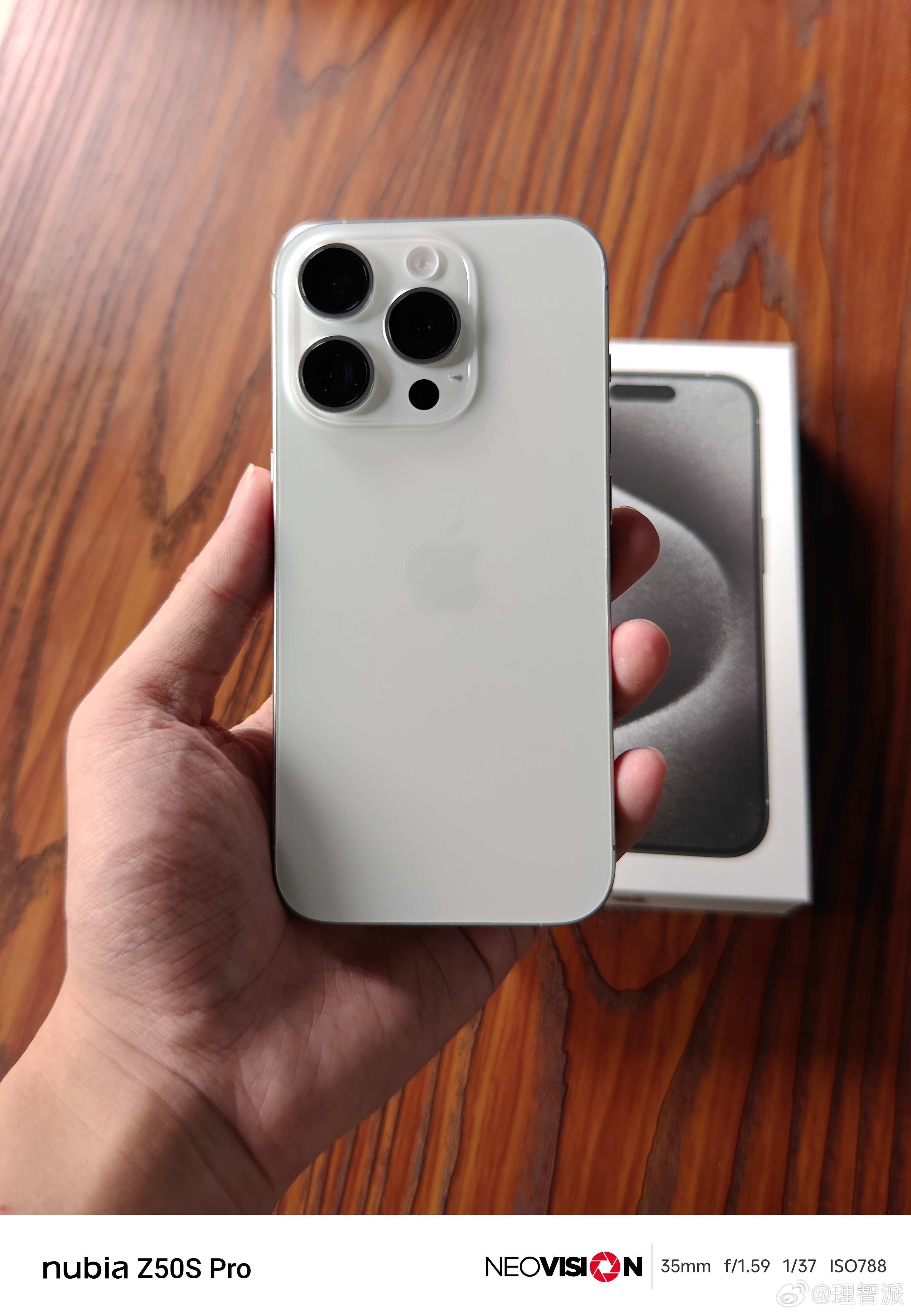 iPhone 15 Pro简单开个箱，白色感觉是选对了，昨天看了一圈好像今年白色