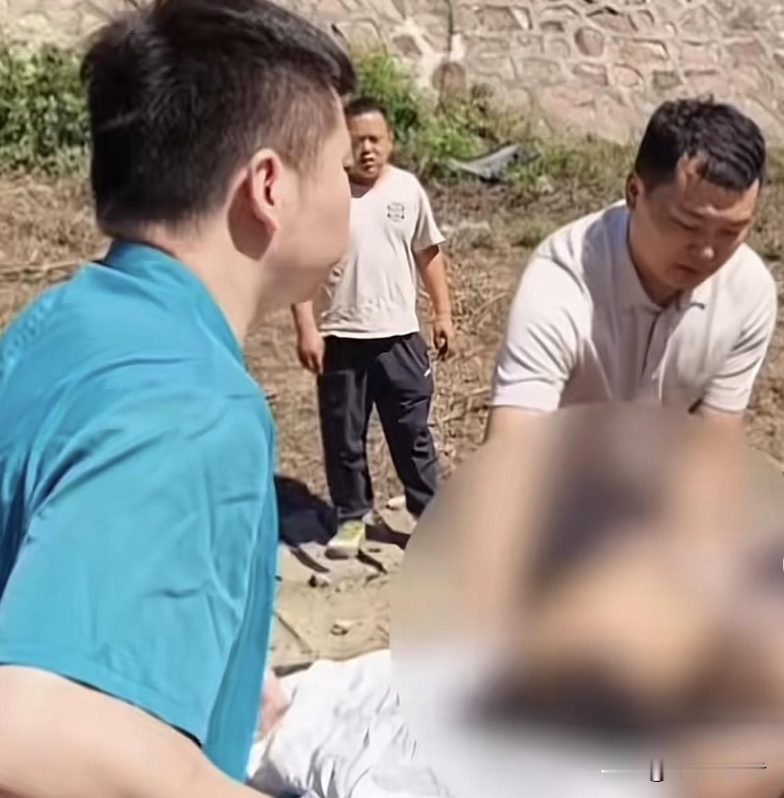 自媒体人不要故弄玄虚好不好？8月31日，河南商登高速上一辆车辆仰翻起火，一小伙带