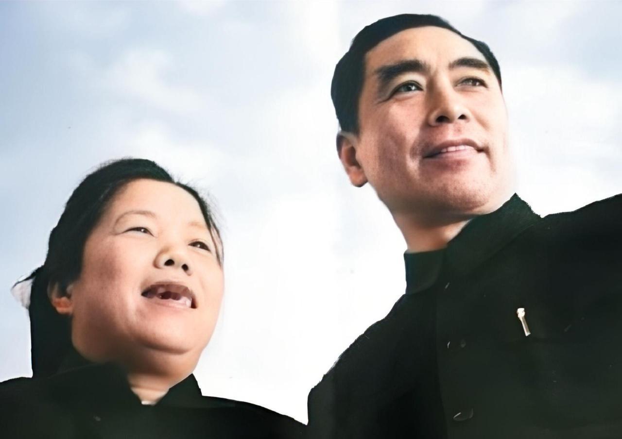 “周总理现在去世了，你们就拿这样几件破衣服来给他做寿衣？”

1976年1月8日