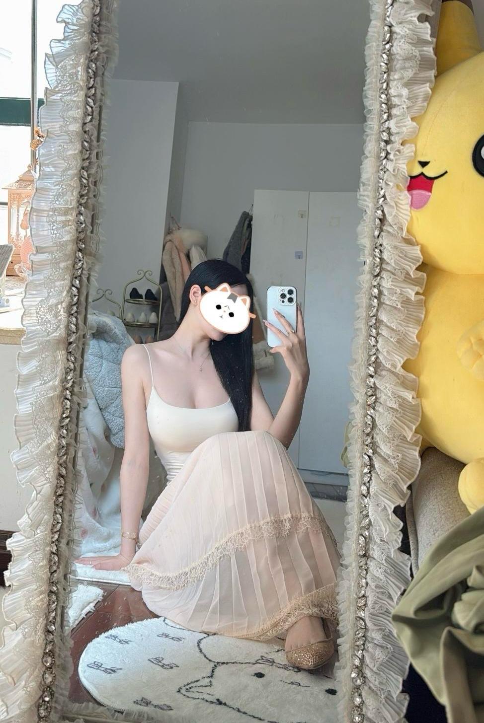 从来不喝酒也不抽烟，唯一的爱好就是买买漂亮小裙子～爱春天🌸