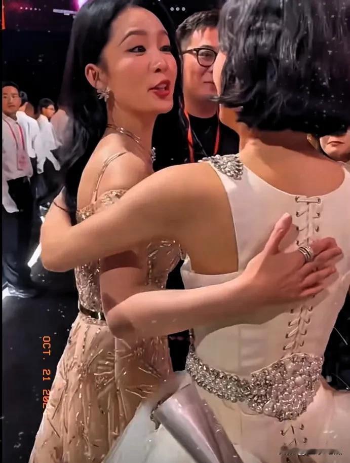 李沁拥抱赵丽颖恭贺她再次获得金鹰奖最佳女主角，赵丽颖不论从演技还是为人在娱乐圈中