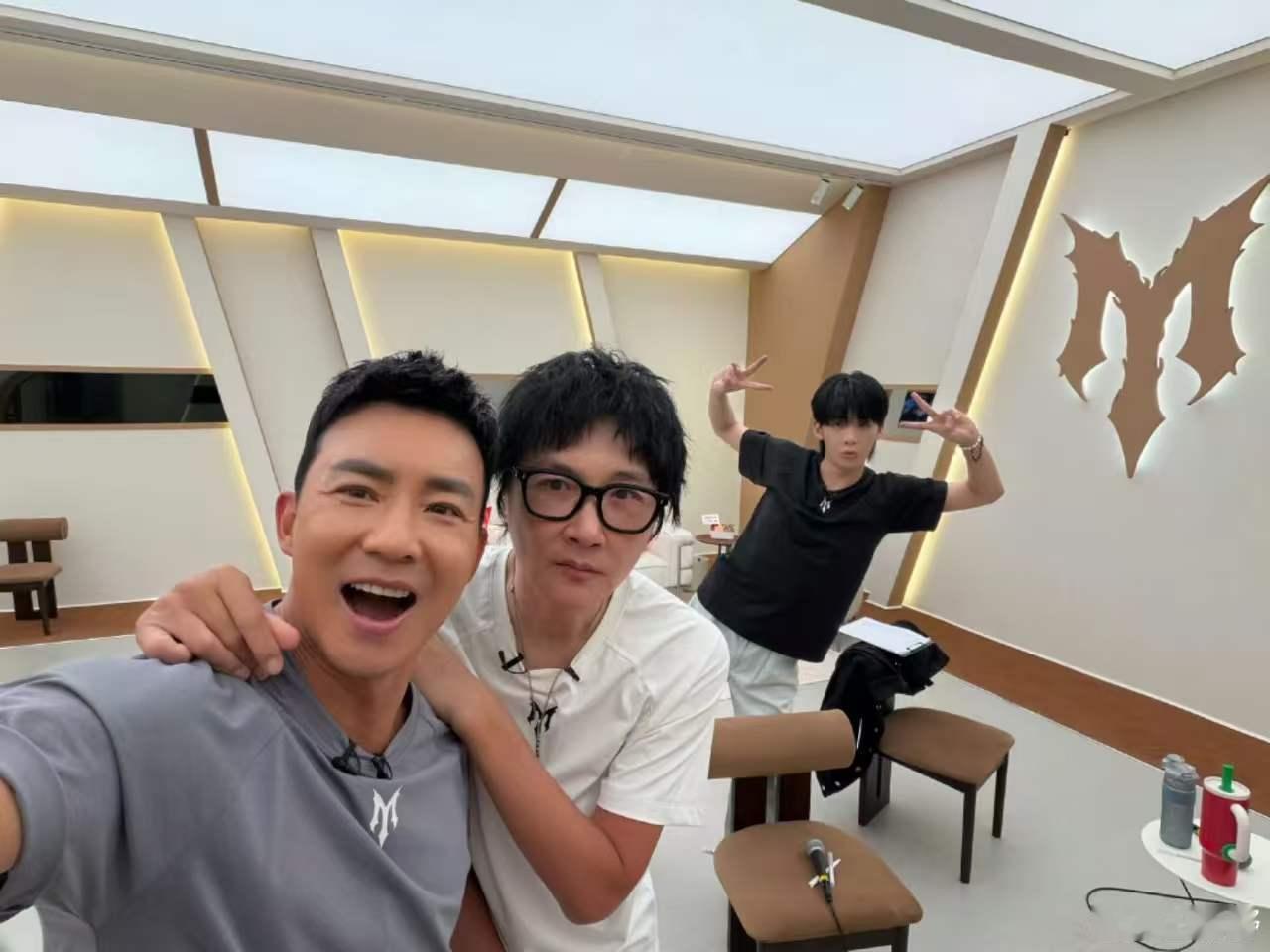 王赫野孙楠刘畊宏排练合照王赫野晒与孙楠刘畊宏合照 期待哥哥们一公的表现 