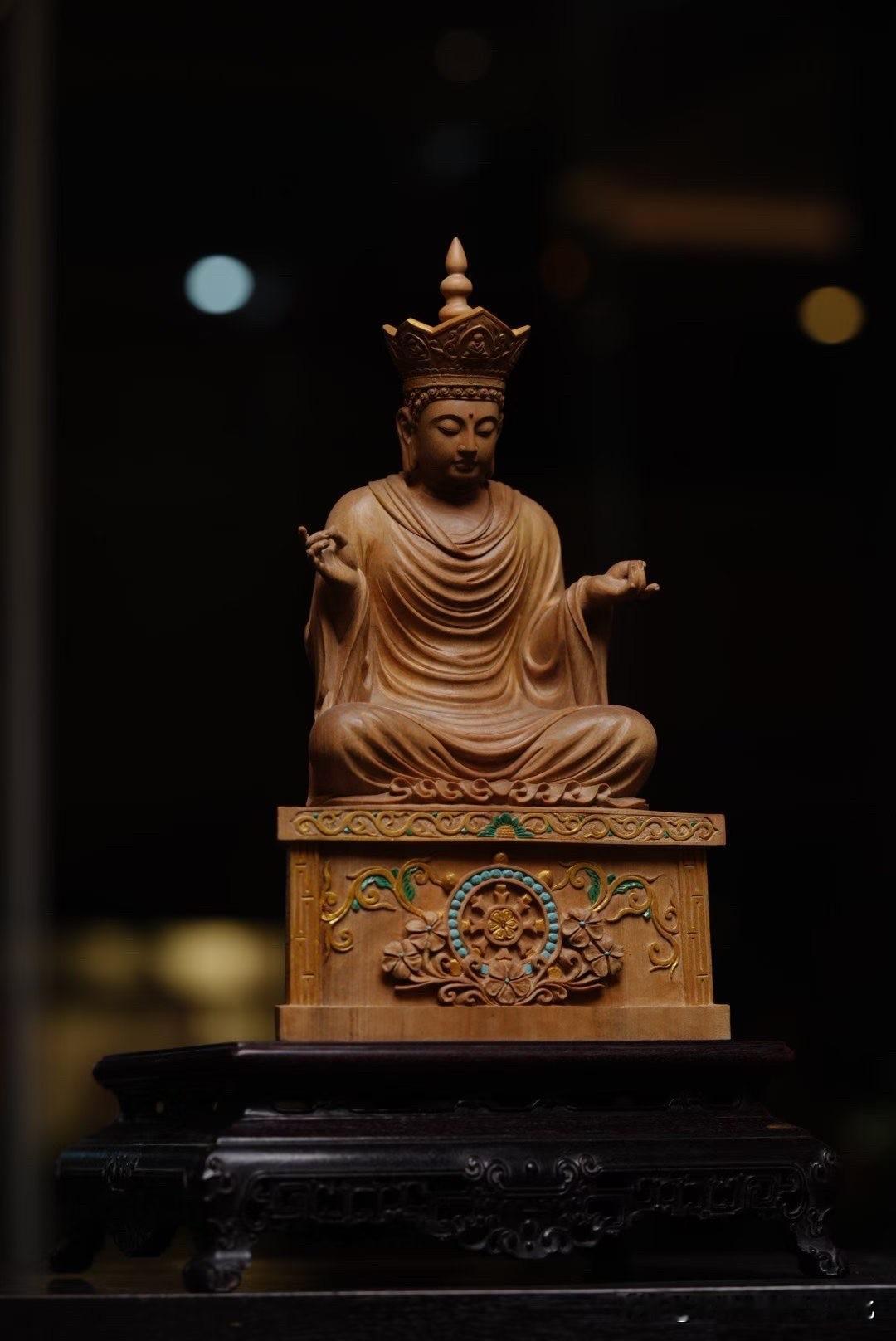 有些佛像，不靠威仪立住，而是靠“轻”。

老山檀的底子很柔，香气不张扬，慢慢浮出