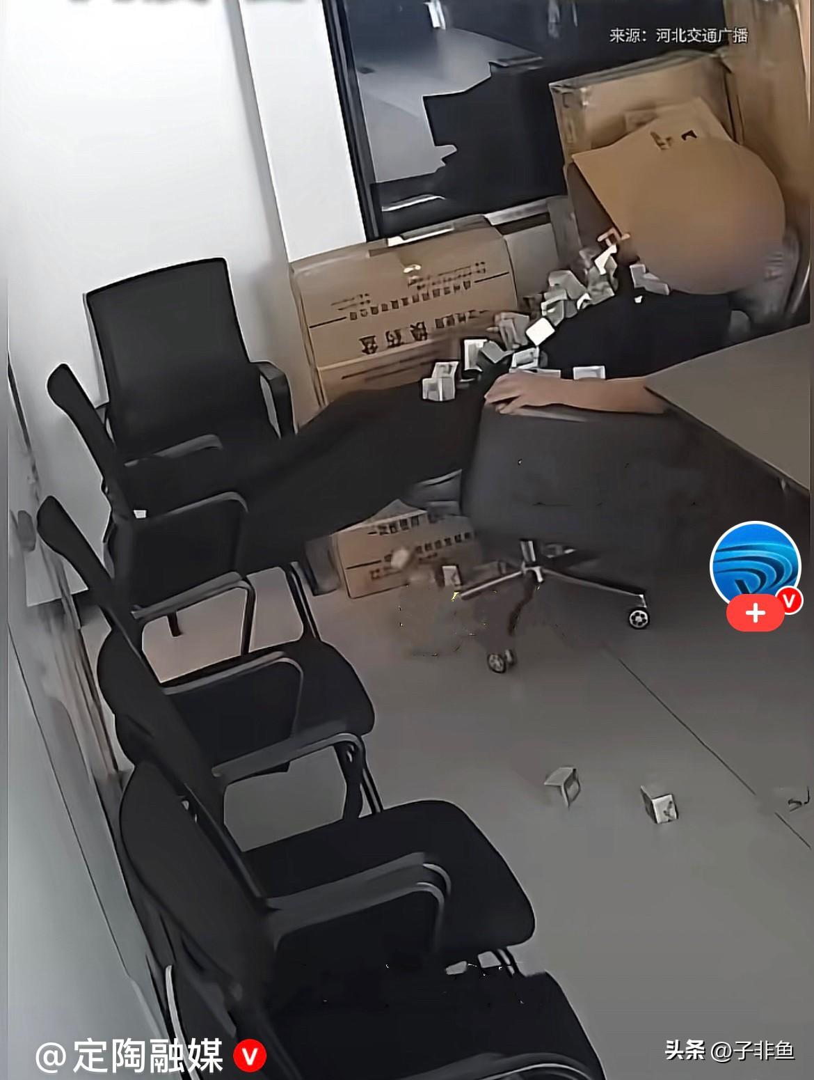 笑不活了……
近日，安徽一男子中午在办公室想睡个午觉，简简单单个小愿望，硬生生上