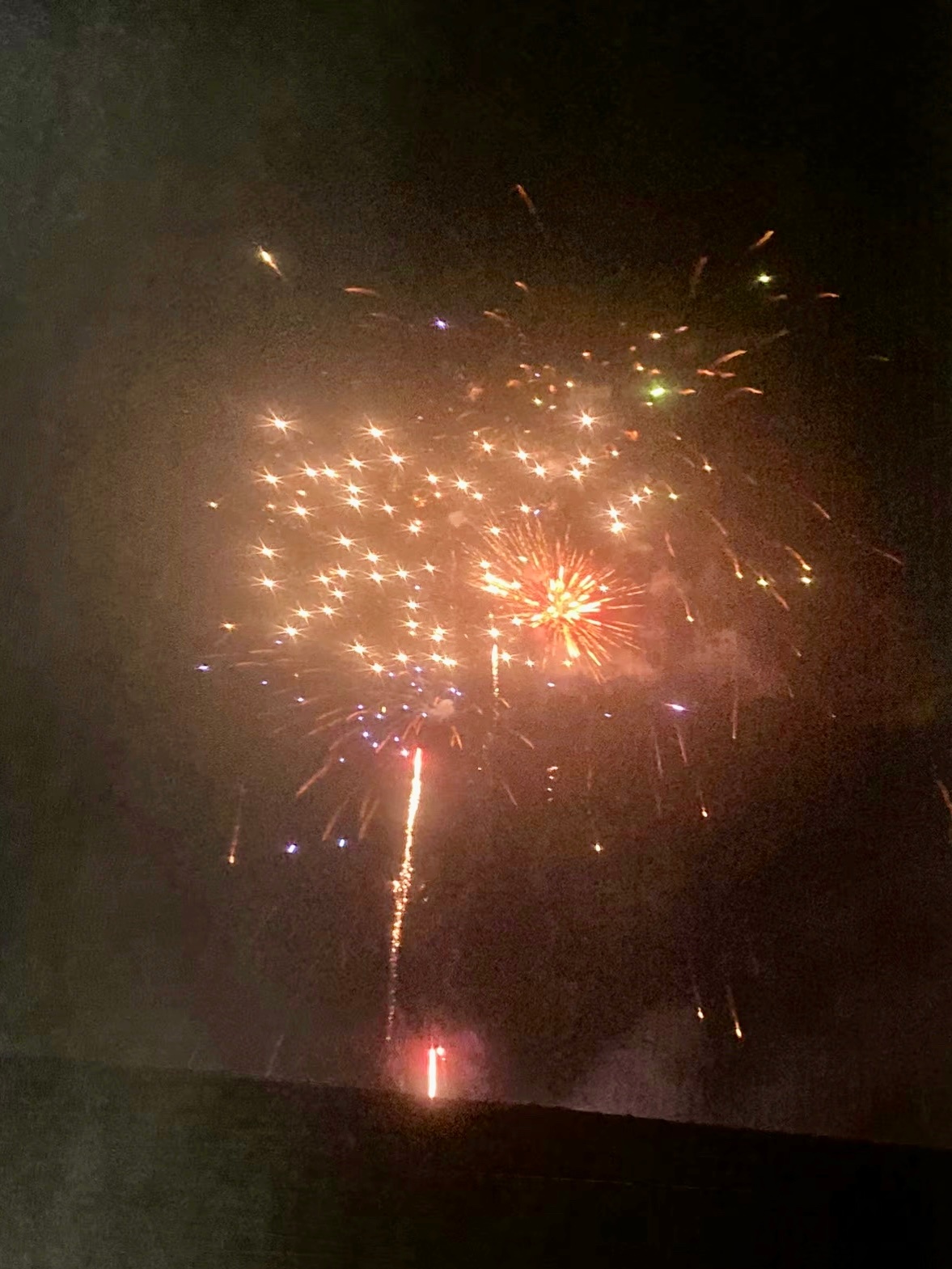 刚看到的一句话，热闹的节日只会让幸福的人更幸福 孤单的人更孤单 