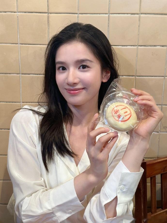 #张婧仪中秋晒独一无二的月饼# ​​​张婧仪晒出的月饼好诱人啊！不知道这是不是她