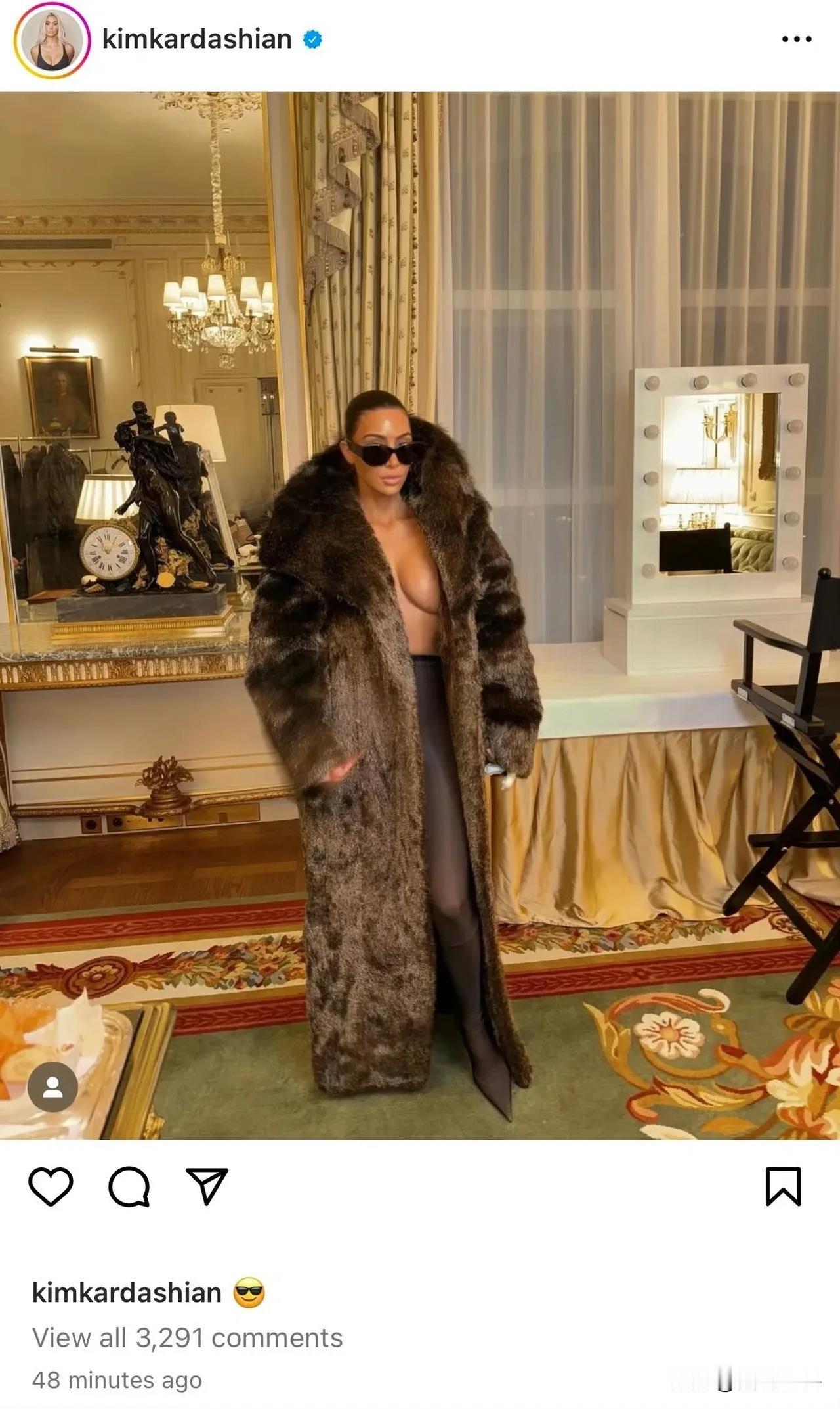 金·卡戴珊最新美照
皮草➕裸上身➕裤袜+尖头鞋
这风格想起了谁？
热评第一条“K