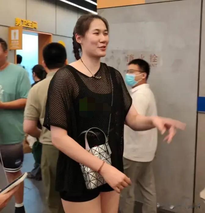 久违了！落选奥运的王云璐现身女排赛场边，内心一定这么认为[玫瑰]
1. 奥运会没