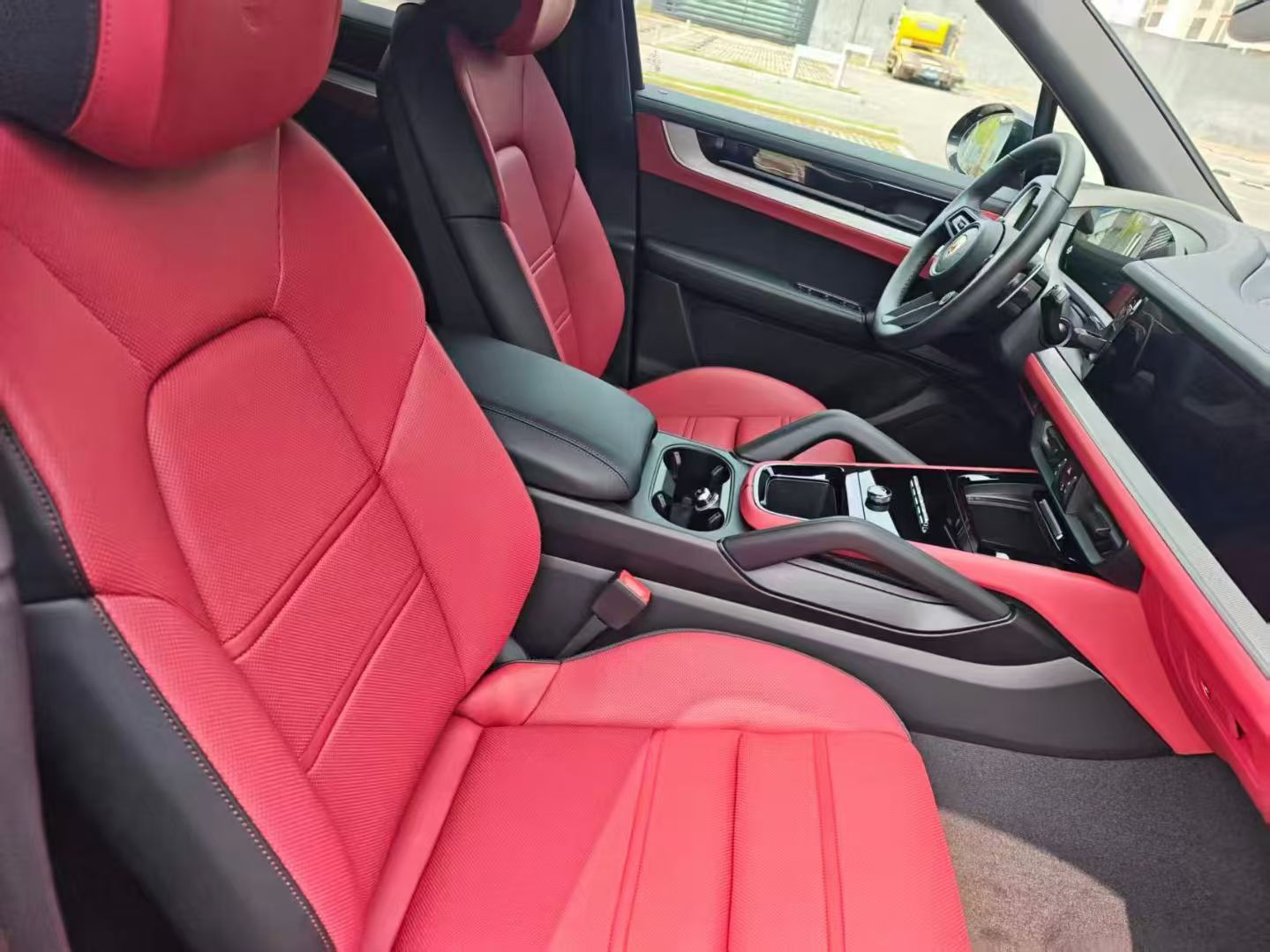 一个客户的准新25款卡宴逐梦 25年10月30上牌 目前3030公里晶石黑/波尔