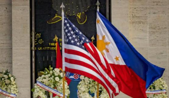 菲律宾再次“不干正事”
 
11 月的菲律宾，不少地方还泡在台风过后的积水里。先