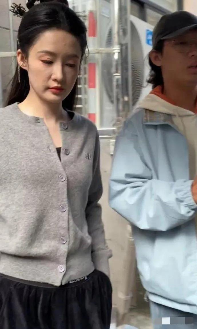 这是什么情况啊？正火的时候，脸上怎么变成这样了？这脸是怎么了，坑洼、痘痘有点严重