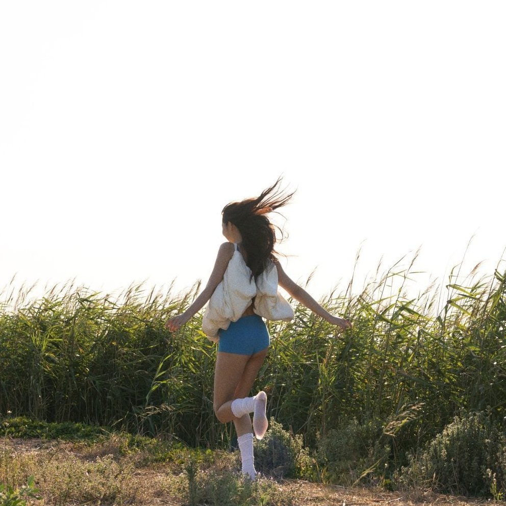 Jennie新歌《Less than a Lover》预告照公开，夏天的味道来了