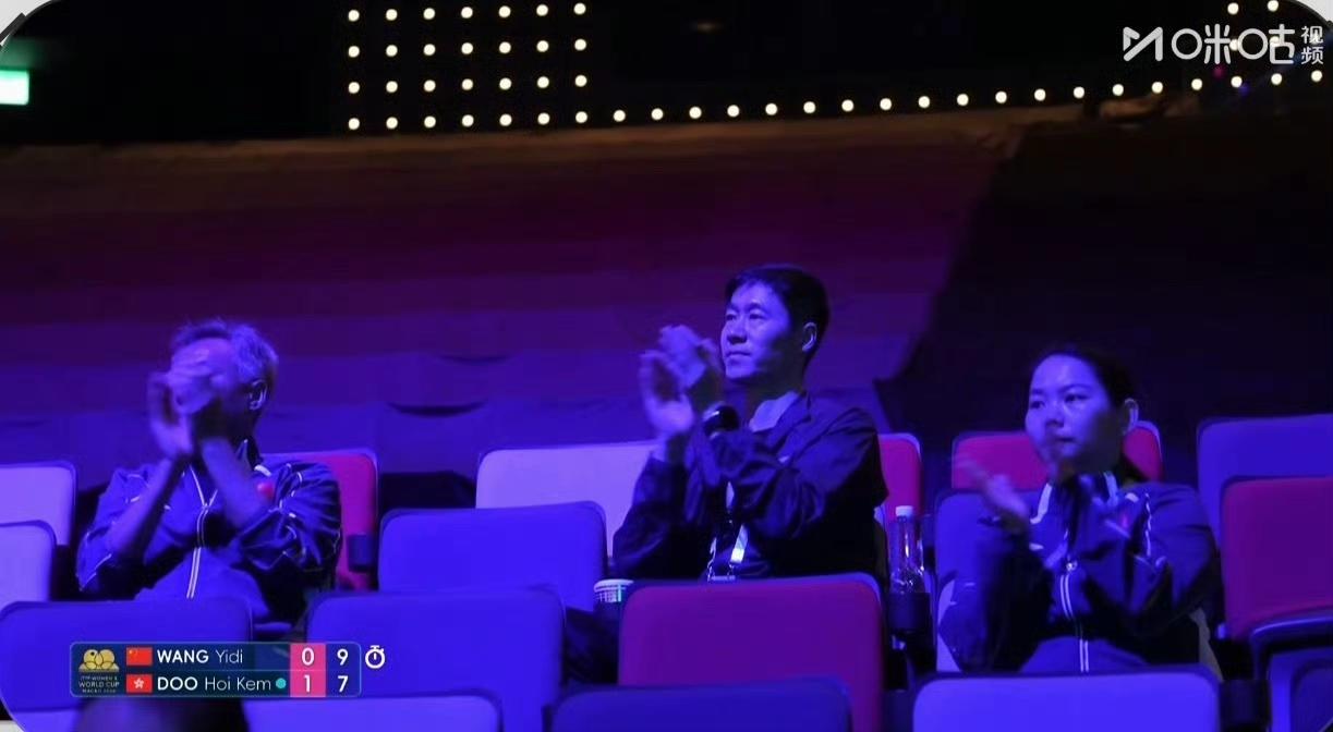 谁赢谁出线！
第一局王艺迪🇨🇳8-11不敌杜凯琹🇭🇰 ​​​！
第二局王
