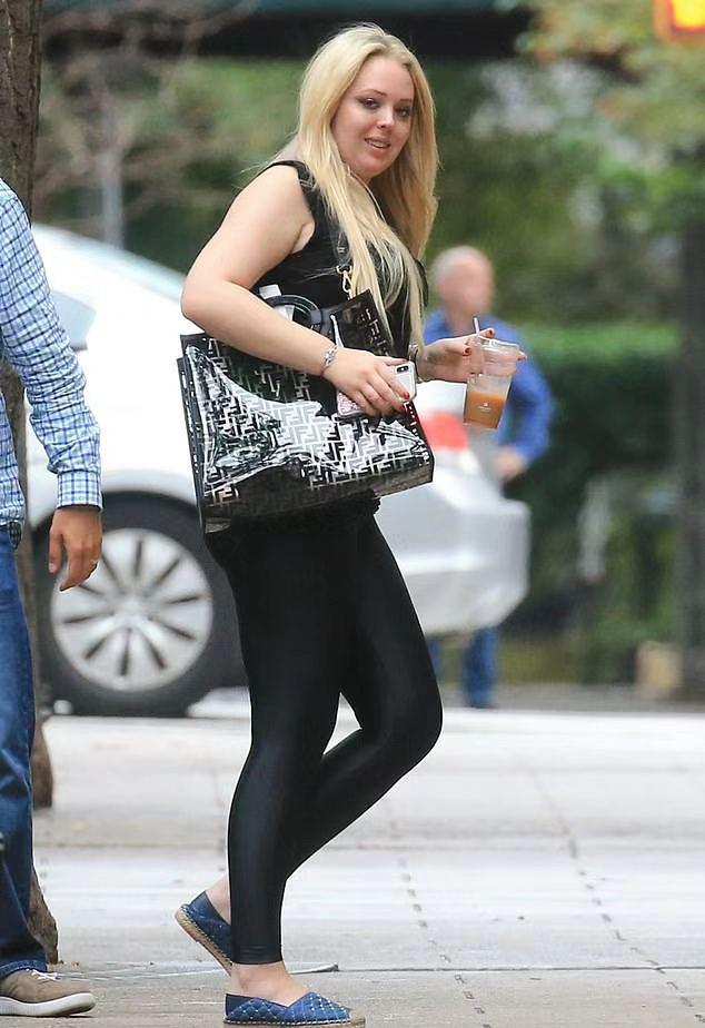 特朗普一向是颜值控，对自己的孩子也是如此。
特朗普喜欢大女儿，不喜欢小女儿，因为