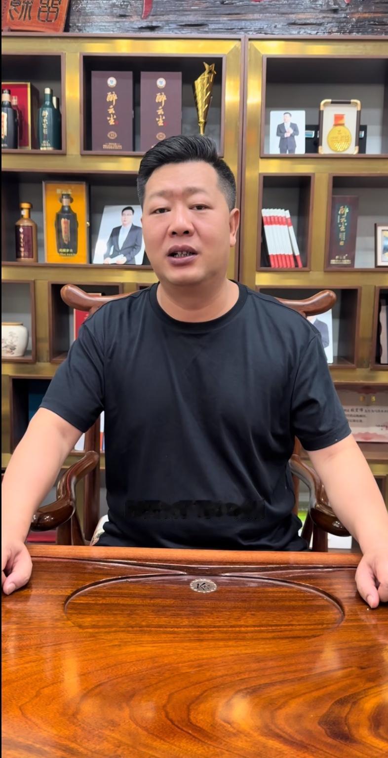 张大炮，句句不提老廖，句句都是老廖。
炮哥农场那两条狗出事了，他发了个视频，结果