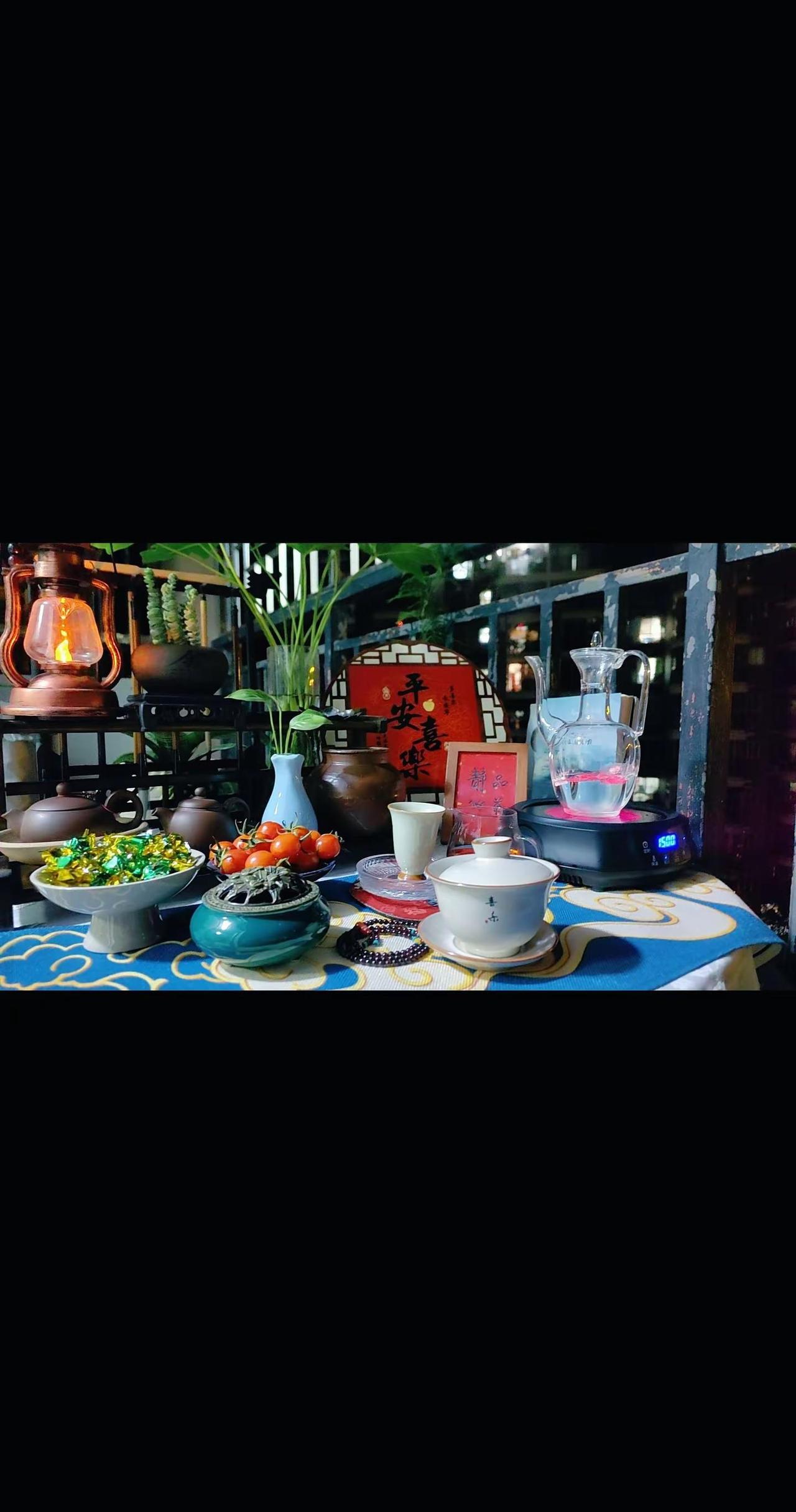 未踏遍山河，却懂人间百态。我本俗人，见花欢喜，见心安然。荣耀也罢，平凡也罢，精神