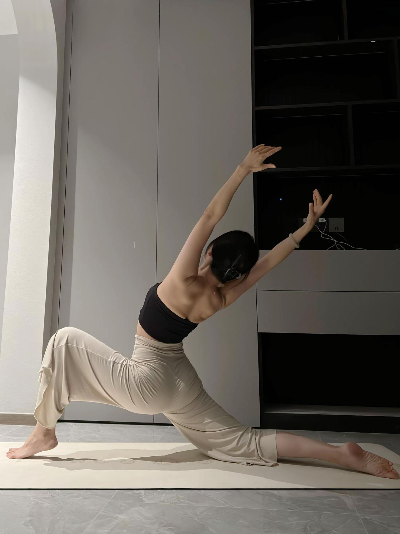 短剧成为流行趋势并不令人意外。过去，人们常常守在电视机前追看连续剧，而如今，电视