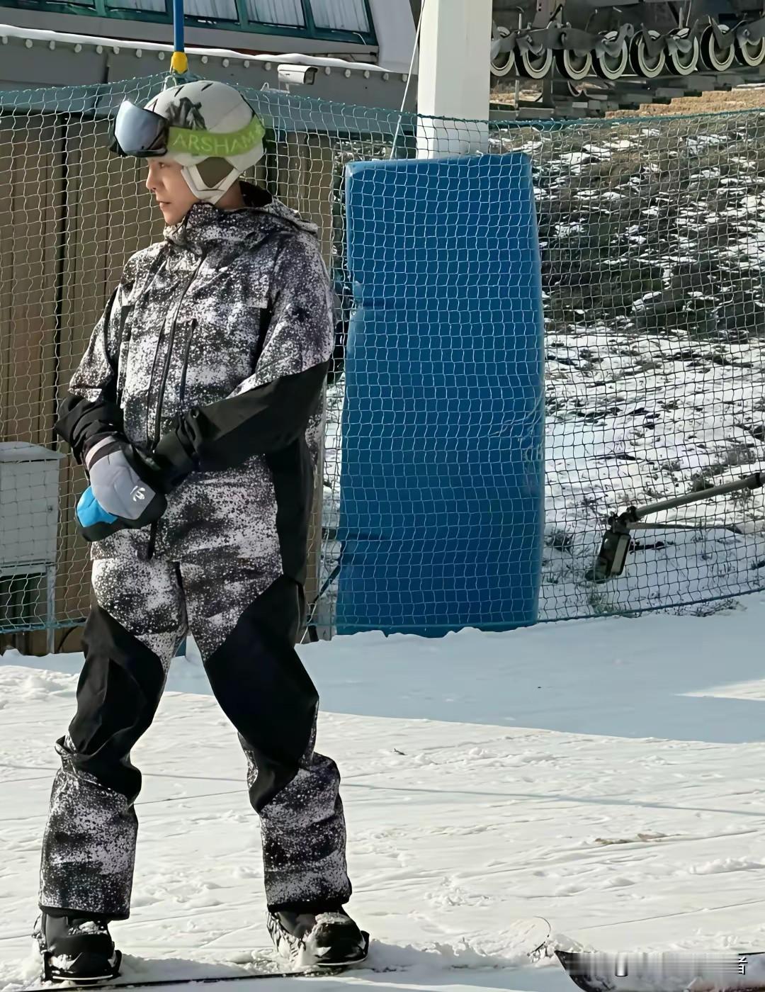 陈伟霆真是全能，能演戏，能唱歌，能跳舞，能滑雪，更能娶了世界名模。
陈伟霆自从做