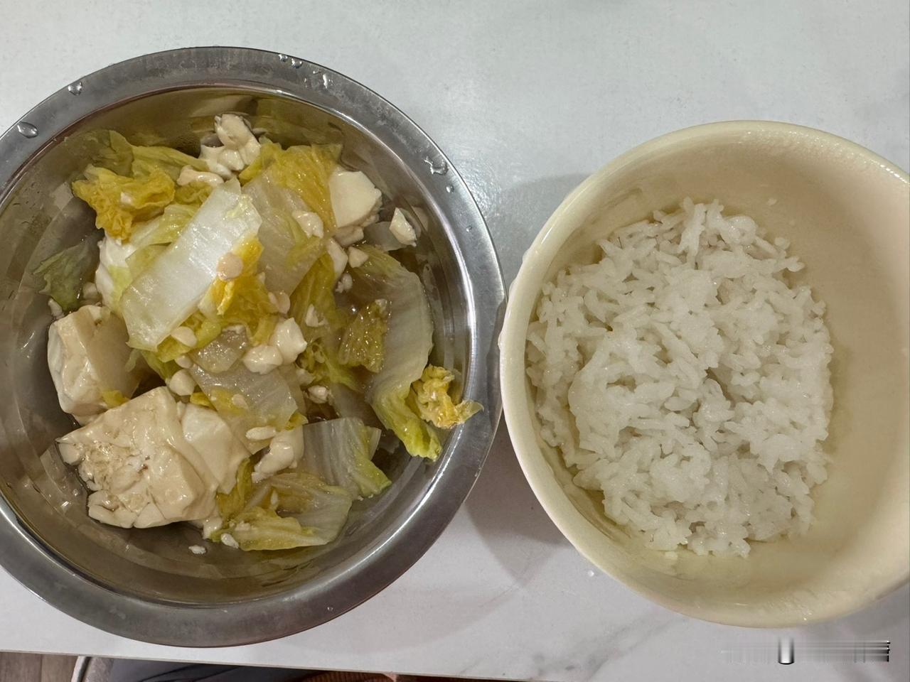 昨天狂吃碳水，今天果然涨了一斤[捂脸]今天是轻断食日，每顿就一点点食物，越吃越饿