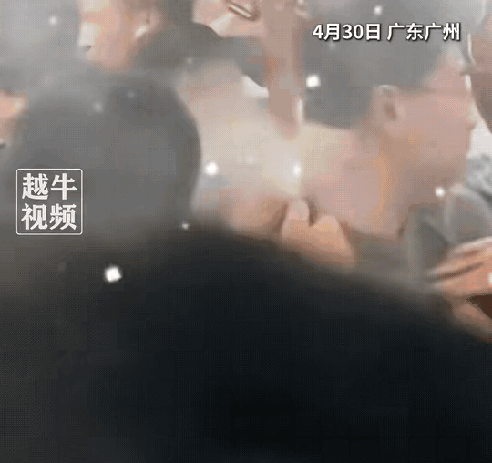 真的欠揍，太坏了！4月30日晚，广州地铁3号线上，张女士听到老公喊“快跑”，随后