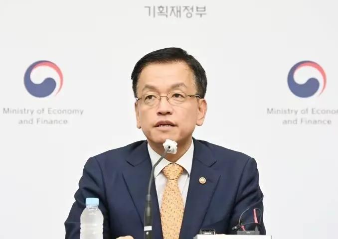 韩国法律和制度“逻辑”不通，没有形成闭环，乱就正常了。
比如：总统是议会选举，候