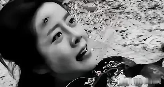 1944年正月，天寒地冻，伪军把一个奄奄一息，光着身子的少女扔在河边的乱石堆上。