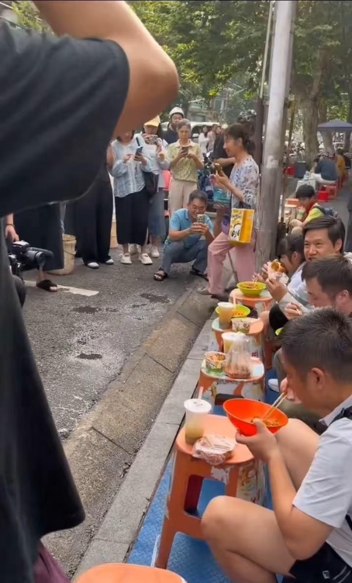 河北网友在评论区质疑:你们武汉早餐摊真的是这么摆放的吗？从来没有见过这种摆放的早