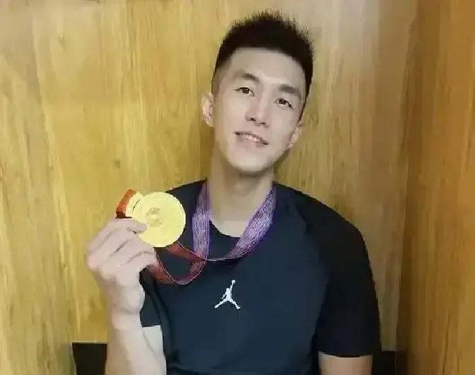 33岁的郭艾伦终于官宣复出了。12月13号新赛季首战，他就能回到赛场。
 
过去