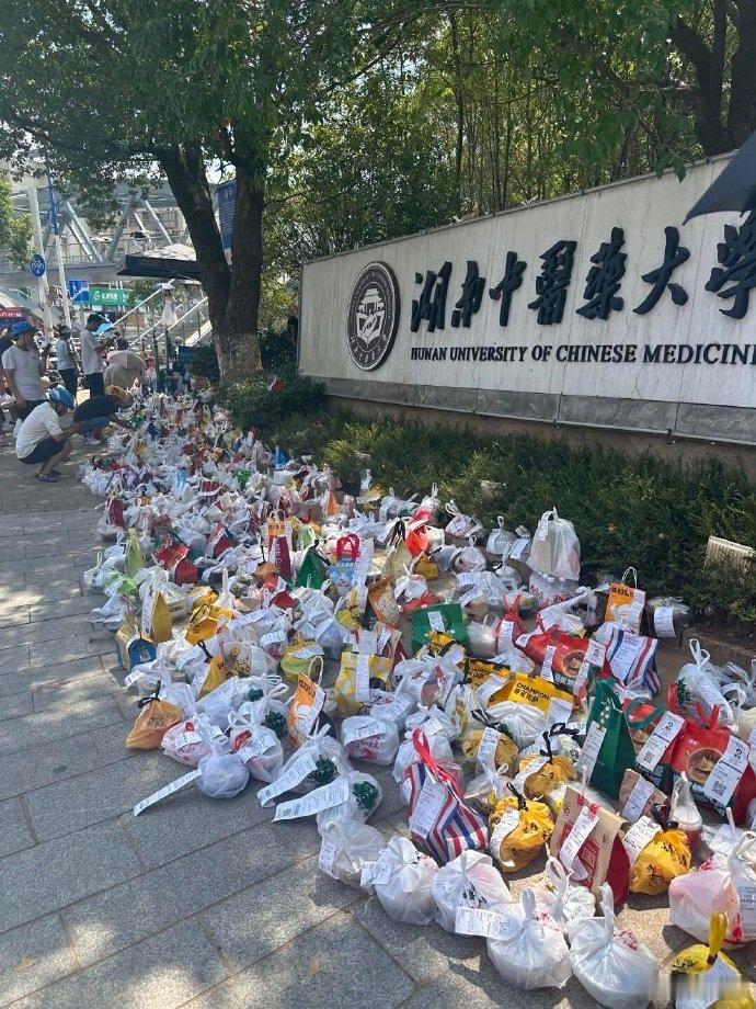 刚刷到的，以为哪个大学又出什么事故，仔细看了评论区，才发现是学校食堂的饭太难吃了