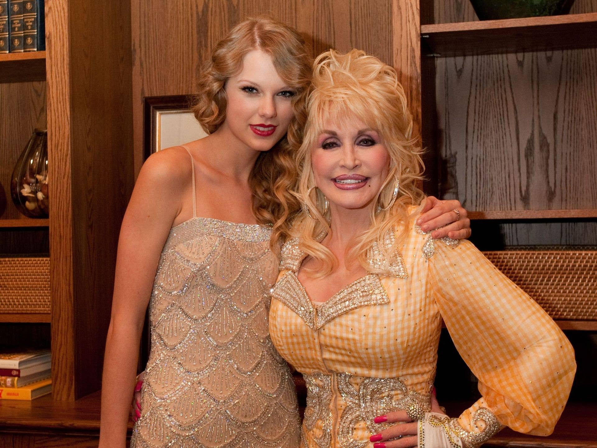 霉霉 Taylor Swift 致敬追忆Dolly Parton“真正的优雅与坚