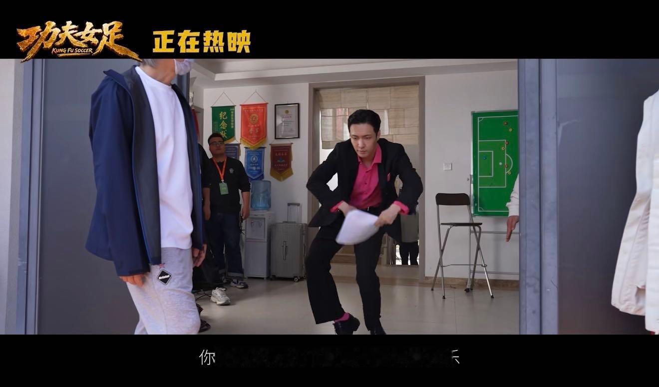 观众为什么喜欢周星驰谁能拒绝周星驰啊！别人拍喜剧只为逗乐，只有他笑着讲尽成年人的
