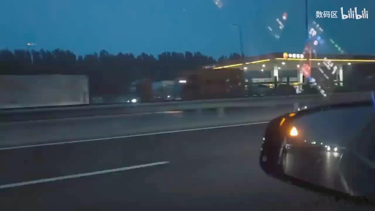 北京高速上有人拍到了享界 G9 的路试车，伪装还没撕，但前脸的发光车标已经露出来