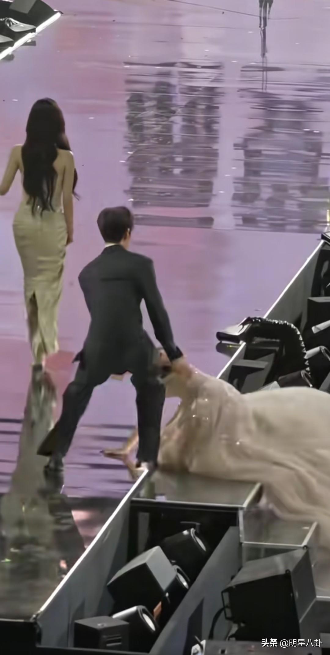 孟子义摔了一跤，白鹿，丞磊，李钧锐都吓笑了[捂脸][捂脸][捂脸]一开始晃了一下