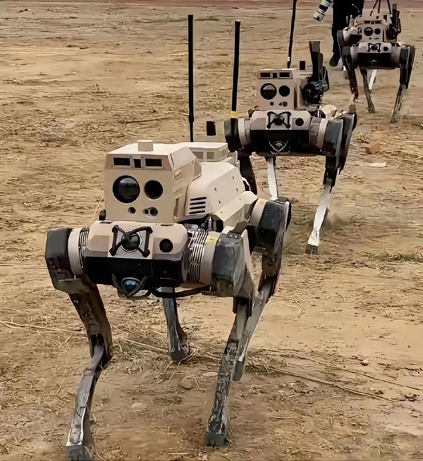 【暗影、浴血、极地集结！中国机器狼群巷战画面首次公开：自主识别、瞄准】中国兵器自