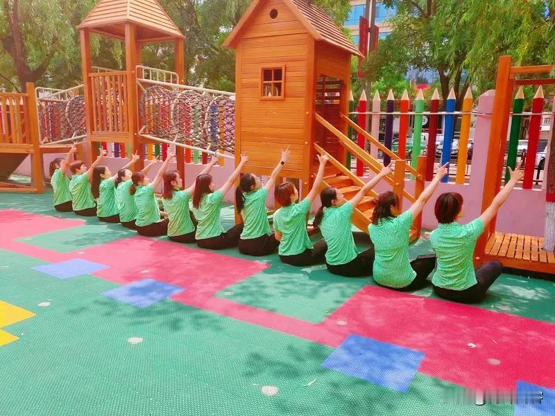 民办幼儿园的老教师出路在哪里? 
民办幼儿园的幼师一般有幼师证，但没有编制。月薪